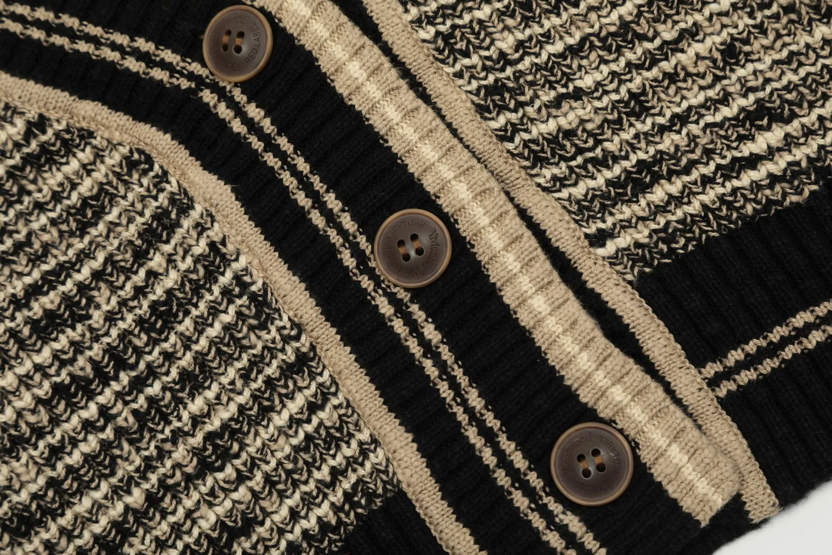 VIVI123 vivienne west wood Tokyo limited show in October 24 is coming. Really good-looking. 5 colors of different threads interlaced and woven. Embroidered logo LoGo icon. Big letter buttons. West Queen Vivienne heavy industry show limited cardigan. Knitted sweater wool. 2024 autumn latest style. Size: S -M- L. Color: brown, blue and purple.
